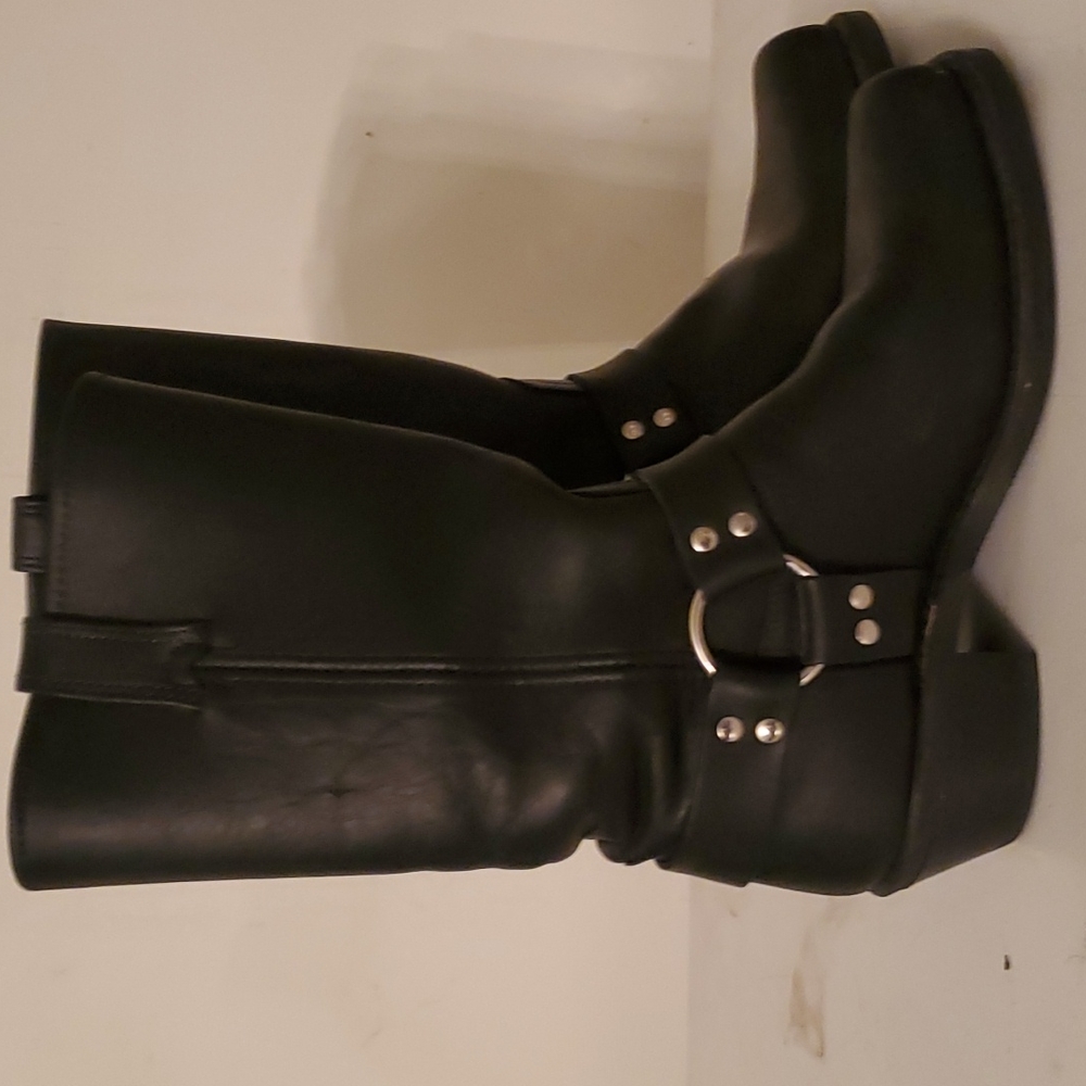 Black leather harness 12R moto boots in excellent condition.